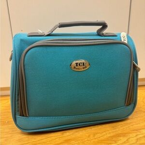 Travelers Club Blue Canvas/
Nylon Carry On Travel Toiletry Luggage